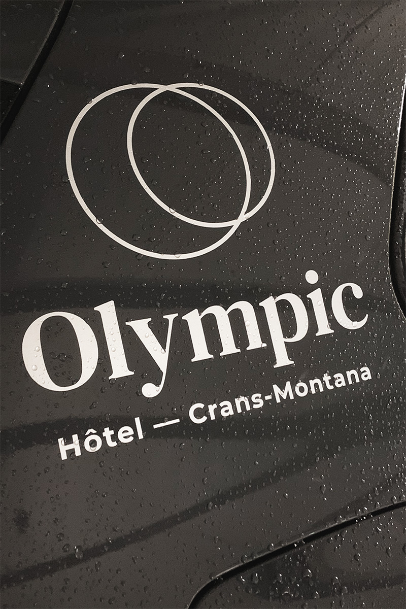 Voiture brandée pour l'Olympic Hôtel, réalisé par Calea